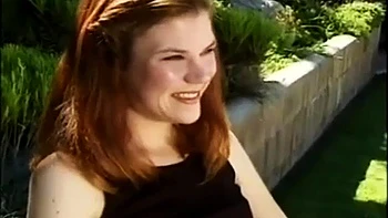 Milf aux petits seins se fait baiser en levrette anale