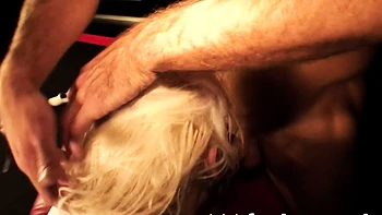 Milf loira de lingerie chupando Ben Dover e um garoto jovem