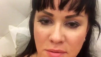 Morena rusa se mete un pepino curvado en el culo