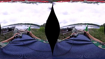 Брюнетка трахается на улице: минет, наездница