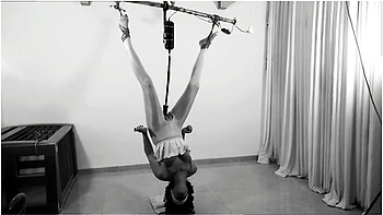 Umgedrehte Fickmaschine fängt ihren Sperma - BDSM POV