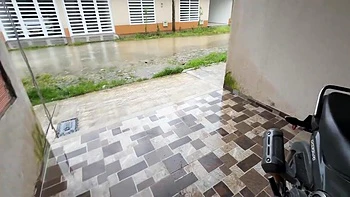 Одержима дрочкой на улице перед новыми соседями