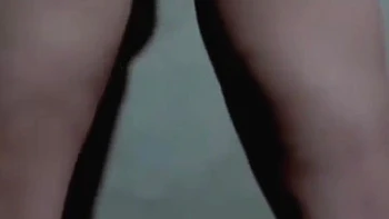21-jährige indische Jungfrau masturbiert ihre behaarte Fotze