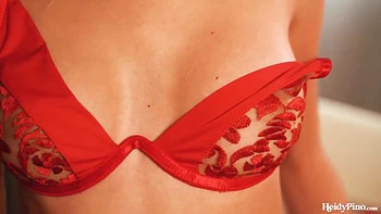 Blonde Milf in Spitzenwäsche im Bad