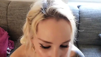 Padrasto me pegou, calei ele com uma garganta profunda