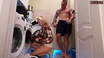 Vizinha loira gostosa fodendo forte em doggy e cowgirl com boquete na lavanderia