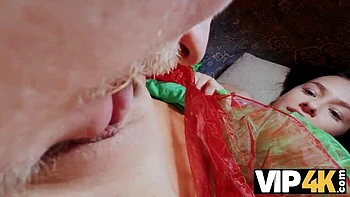 Morena escolhida para sexo de Natal, gozada de Papai Noel