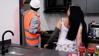 Latina de peitos grandes e irmã postiça fodida pelo engenheiro no primeiro dia