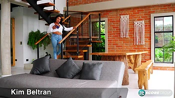 Kim Beltran: Milf latina peituda se masturba com brinquedos