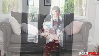 Asiatique en chaleur baisée au cul par le prof d'anglais sur le canapé du père