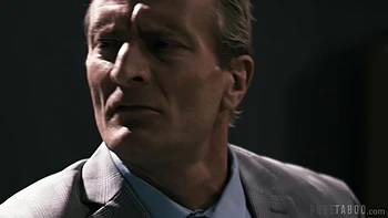 Брюнетка мастурбирует и скачет в позе ковбойши после пика