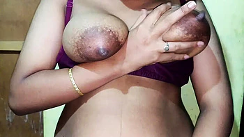 Meia-irmã tâmil fodida forte de quatro pelo irmão e gozada nos pés