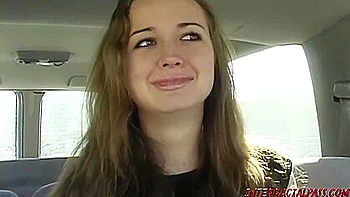 Adolescente alemã em ménage com pau preto gigante