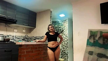 Empregada latina fodida pelo chefe por grana - facial na bunda grande