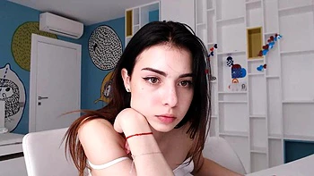 Брюнетка-любительница дразнится перед камерой