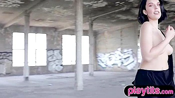 Marisa Ehret exhibe ses grosses nichons et son cul en strip allemand en plein air