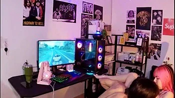 Amateur-Gamerin fickt mit Blasen und Doggy