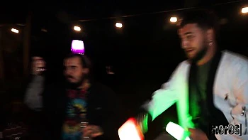 Jeune salope Violet Voss chevauche grosse bite fort