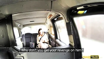 Morena gostosa Anna Joy fodida de missionário no banco de trás do carro