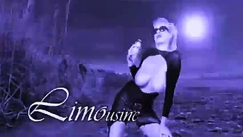 Latex-Milf mit fettem Arsch nimmt Blasen und Doggy