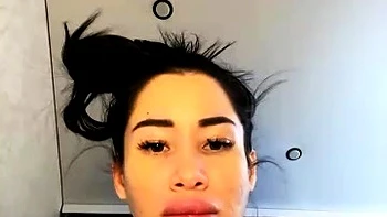 Adolescente amadora se masturba na webcam com brinquedos