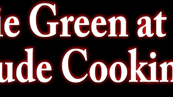 Мэгги Грин дрочит на огромные сиськи с игрушками