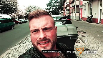 Harleen Van Hynten mostra peitos grandes fodendo na rua em Berlim