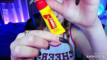 Russa loira alta de peitos grandes no fio dental