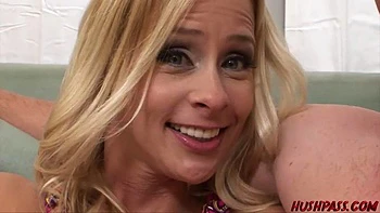 Payton Leigh verschlingt Whitezillas riesigen Schwanz im Hardcore Doggy