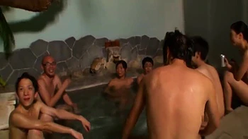 Geiles japanisches Paar stürzt sich in wilden öffentlichen Gruppenfick