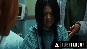 La virgen asiática Lulu Chu follada por madrastra y doctora