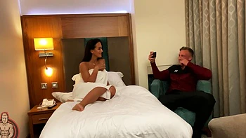 Brünette Amateurin Zuzu reitet Schwanz im Doggy Style im Hotel