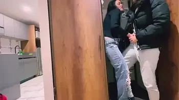 Su mamá no sabe que estoy teniendo sexo en su propio cuarto