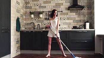 Гвен, горячая русская, дрочит на кухне