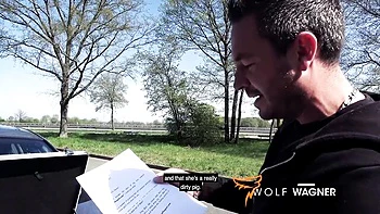 Pequena loira Kitty Blair chupa e engole