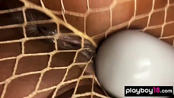 Madrasta negra fode a buceta preta suculenta com dildo