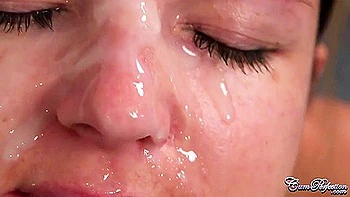 Teen russa Gina Gerson chupa rola e leva facial