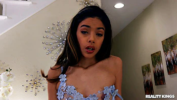 Magrela de lingerie fodida no sofá