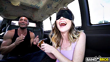 Blondes Mädchen vom Dorf fickt mit haariger Muschi