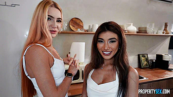 Glatze Pussy wird gefingert und geblasen