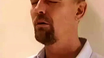 Gata francesa chupando pau e fodendo de missionário