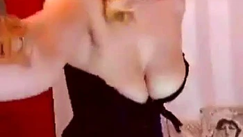 Loira gostosa brinca com brinquedos no rabo