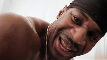 Brune aux gros seins se fait baiser sa chatte rasée à fond