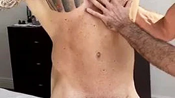 Ajx lutscht und fickt seinen dicken Schwanz mit den Füßen