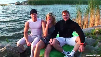 Beth baise le pote de son père : pipe, levrette, cowgirl