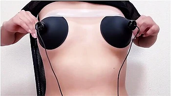 Ninfeta japonesa gozando nos mamilos com brinquedo transparente