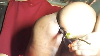 Enfiei duas berinjelas na minha bunda