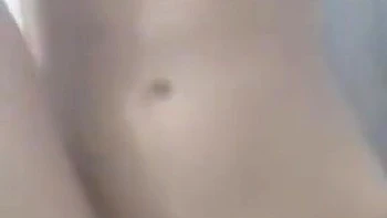 Geile behaarte indische Frau wichst allein