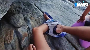 Mari e Chell: Latinas amadoras fazendo boquete profundo ao ar livre