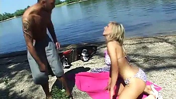 Blonde baise en levrette et cowgirl sur la plage
